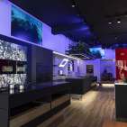 Das Lichtkonzept beruht auf einer Steuerung via Instore-TV und unterstützt die Content-Botschaften auf einer weiteren Sinnesebene.