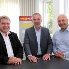 Friedrich Sobol (l.), Vorstand ElectronicPartner, begrüßte Frank Jagielski (M) und André Alonzo (r) zur Vertragsunterzeichnung in Düsseldorf.