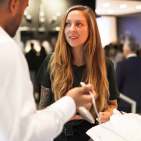 Bloggerin Anna Elisie, alias Veganmom, informierte sich am IFA-Messestand der AEG zum Thema Nachhaltigkeit bei der Wäschepflege.