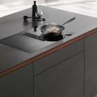 Miele Kochfeld KMDA 7634 mit flächenbündigr Abdeckung für Dunstabzug.