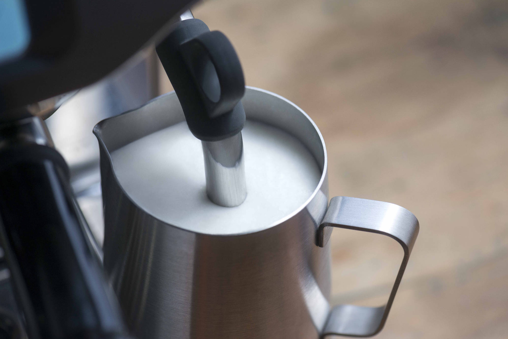 Für Kaffeeliebhaber, die Espressospezialitäten mit Milch auf Knopfdruck genießen möchten, sind die automatischen Siebträgermaschinen von Sage ideal.