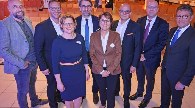 Blickten weit über den Tellerrand: Die Gastgeber und Referenten des „EK Retail Forum“.