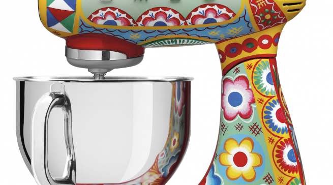Smeg Küchenmaschine Dolce & Gabbana mit 10 Leistungsstufen.