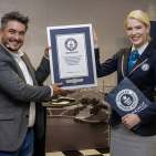 Schneller Rasierer: Barber Dan Gregory mit Guinness Richterin Sofia Greenacre.