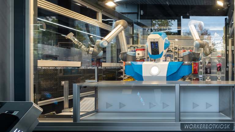 Roboter ‘Alex’ arbeitet rund um die Uhr im Technik-Späti von Conrad in Berlin