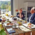 Arbeitsfrühstück mit infoboard.de in der Kreativ-Kochwerkstatt des Markenerlebniszentrums (v.l.) Sascha Steinberg, Christian Strebl und Matthias M. Machan, Leitender Redakteur infoboard.de.