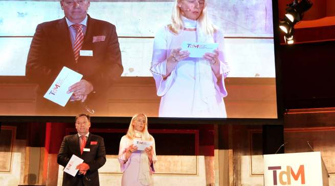 Prokuristin Sandra Kinder und der Geschäftsführende Gesellschafter und Herausgeber des ‚markt intern‘ Verlages Olaf Weber begrüßten die Gäste zum „Tag des Mittelstandes“ im Rheingoldsaal zu Düsseldorf.