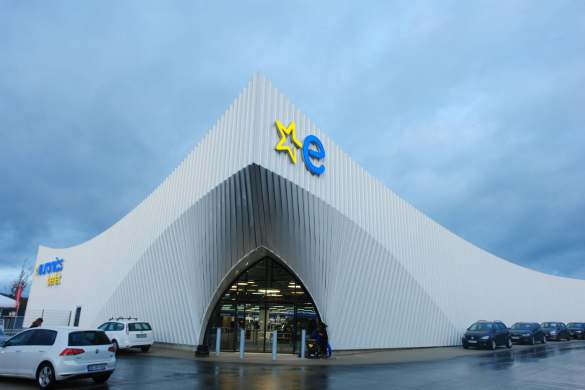 Spektakuläre Fassade: Berlet hat in Neheim neu eröffnet.