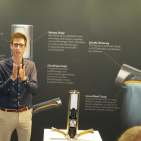 Aerodynamiker Stefan Koch erläuterte der Presse in Düsseldorf den neuen Dyson Händetrockner.