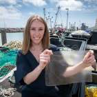 Rotalgen gegen Plastikmüll: Mit MarinaTex gewinnt Lucy Hughes den James Dyson Award.