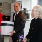 Präsentierten stolz auf der BVT-Jahreswirtschaftspressekonferenz die Top 10 Technik Knüller für das anstehende Weihnachtsgeschäft (v.l.): Martina Sedlmaier, GfK Expertin für technische Konsumgüter, BVT-Geschäftsführer Steffen Kahnt und Projektleiterin Franziska Köster.