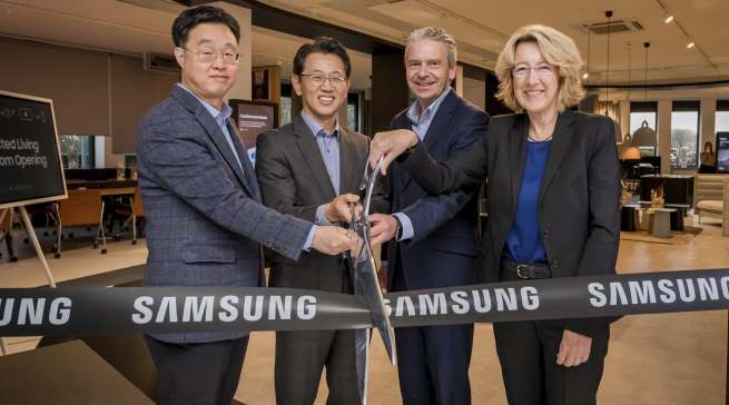 Willem Kim (Head of Consumer Electronics), Senior Vice President Sangho Jo (Head of Samsung Electronics), Michael Cyriax, Landrat Main-Taunus-Kreis und Christiane Augsburger, Bürgermeisterin von Schwalbach, durchschneiden das Band zum neuen Samsung Showroom (v.l.n.r.).