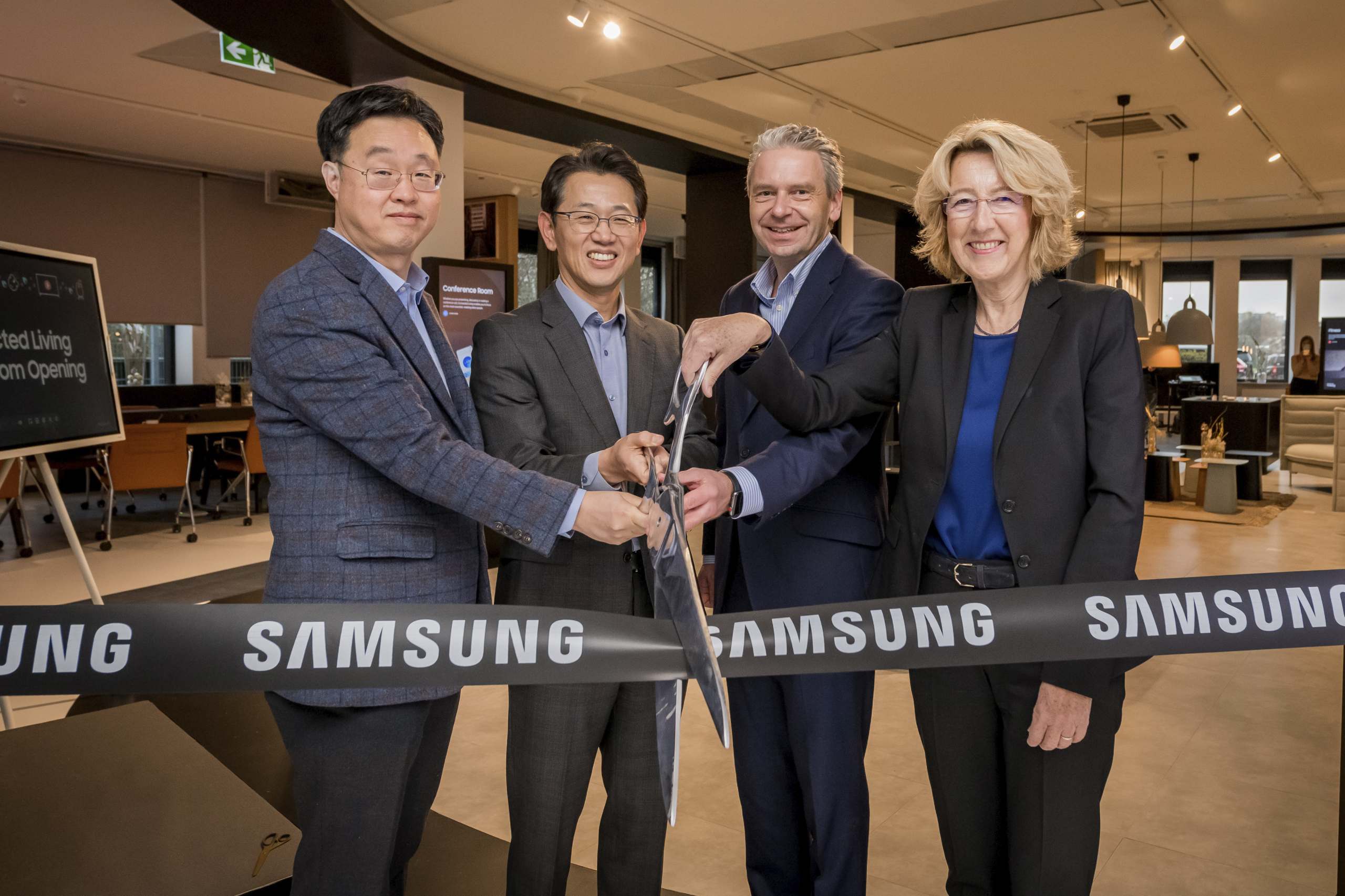 Willem Kim (Head of Consumer Electronics), Senior Vice President Sangho Jo (Head of Samsung Electronics), Michael Cyriax, Landrat Main-Taunus-Kreis und Christiane Augsburger, Bürgermeisterin von Schwalbach, durchschneiden das Band zum neuen Samsung Showroom (v.l.n.r.).