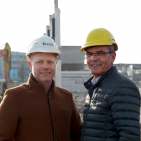 Dr. Stefan Müller, Vorstandsvorsitzender der expert SE (r.) und Edwin ten Voorde, Geschäftsbereichsleiter Logistik überzeugten sich vom Fortschritt der Abrissarbeiten.