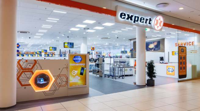 Der neue expert-Vorzeigemarkt in Langenhagen präsentiert sich mit einem großzügigen Eingangsbereich.