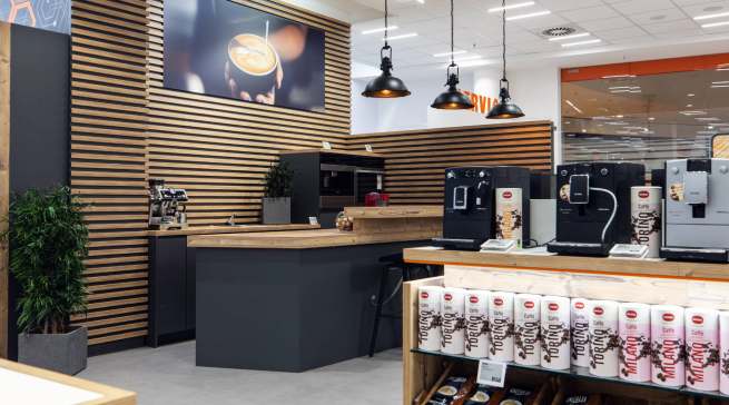 Die Kaffeebar lädt zum Verweilen und verspricht „Genuss pur“.