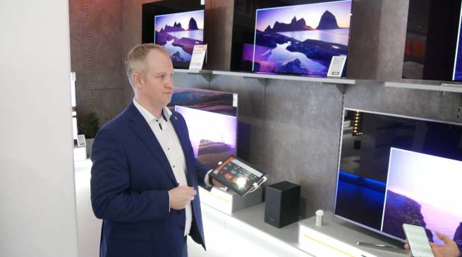 Clever: Mit Hilfe einer digitalen TV-Größenumschaltung können unterschiedliche Zollgrößen direkt miteinander verglichen werden. Marktleiter Marco Pralle zeigte wie es geht.