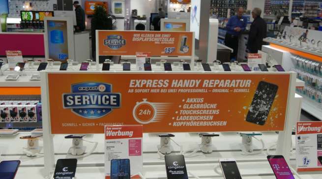 Überall im Markt präsent: das Thema Service. expert setzt auf Expressreparaturen bei Smartphones sowie auf Lieferung und Montage bei großen Fernsehern und Hausgeräten.