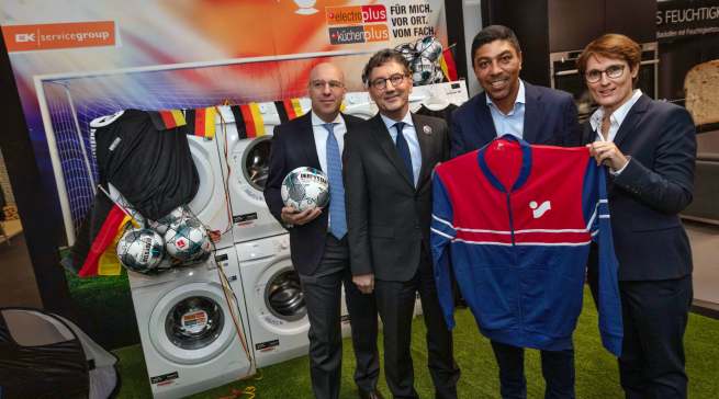 Ein Knaller auf der EK: Torwandschießen auf AEG-Waschtrommeln zusammen mit Fußball-Legende Giovanne Elber.
