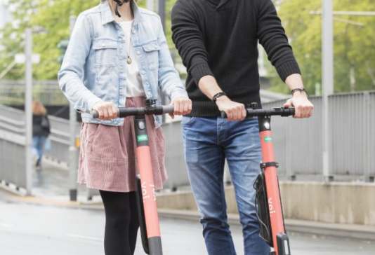 Die DEVK senkt ihre Beiträge für E-Scooter.