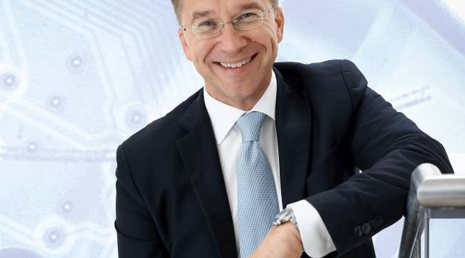 Euronics Vorstandssprecher Benedict Kober kündigt weitere E-Ladestationen an.