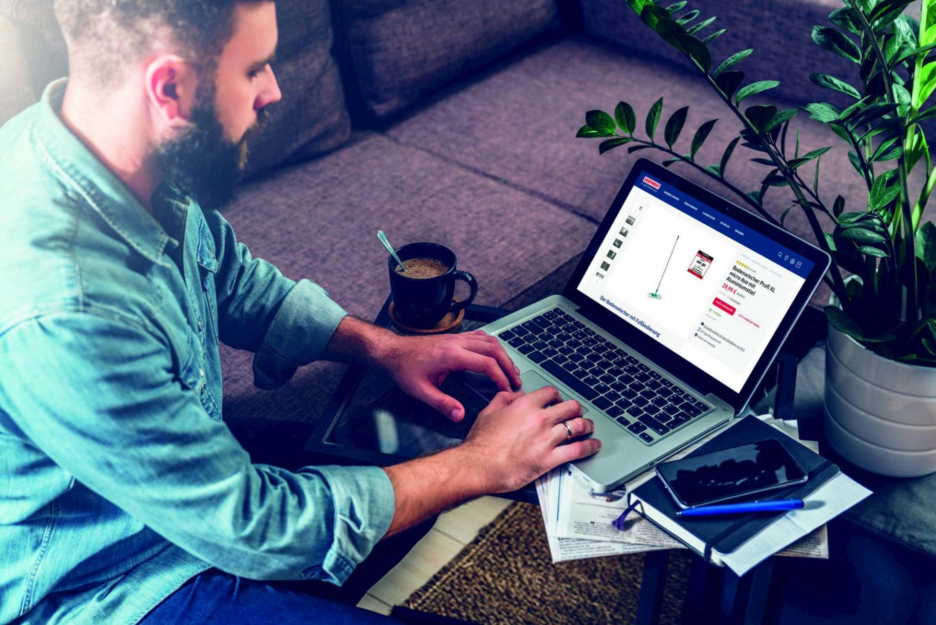 девушка с ноутбуком. парень и девушка за компьютером. I use my laptop for. компьютерщик спиной. протирает ноутбук.