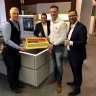 Eröffnung bei „electroplus küchenplus 2000“ (v.l.): Frank Winkelmann, Rainer Herold (Regionalleiter Hausgeräte Nord), Jan Quathamer und Martin Wolf (Leiter Vertrieb und Marketing Elektro/Küche/Licht).