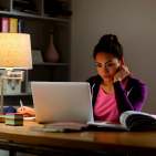 Bitte im Home Office nicht vergessen: Tischleuchten am Schreibtisch sorgen – ergänzend zum Raumlicht – für zusätzliche Helligkeit. Foto: licht.de/signify