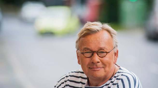 Bernd Stelter hielt uns zu Karneval den Spiegel vor: „Wir kaufen jeden Scheiß im Internet.“ Foto: Manfred Esser
