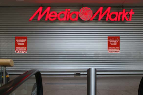 Geschlossene Rolltore auf ganzer Front.