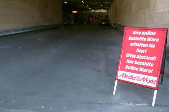 Der Zugang für die Abholung vorbestellter, bezahlter Ware ist perfekte Krimi-Kulisse.