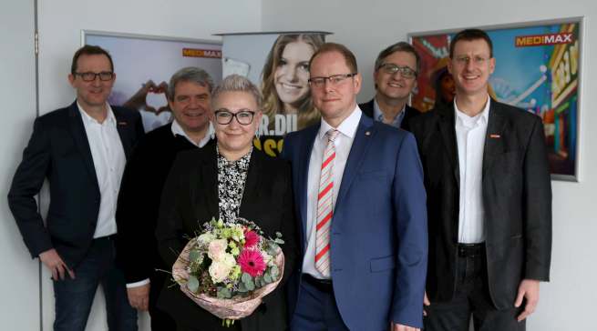 Vertrag unterzeichnet: Thomas Haberland (vorne rechts) übernahm im Februar den Medimax Standort in Merseburg, den er bereits seit elf Jahren leitet. Nach der Vertragsunterzeichnung gratulierten u.a. die EP-Vorstände Friedrich Sobol und Volker Marmetschke.