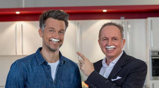 Gehen mit Milchschaumbart beispielgebend voran: Wayne Carpendale (l.) und Stephan Tahy.