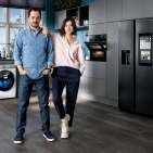 „Zuhause unschlagbar” ist Teil der Samsung „Power of Three”-Strategie, die drei Produktgruppen in einem Wohnumfeld präsentiert.