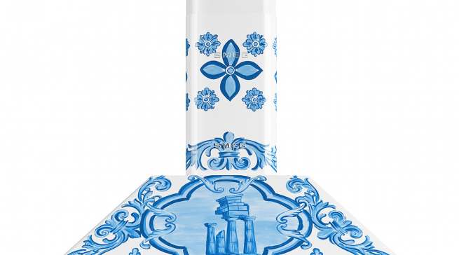 Smeg Dunstabzugshaube Dolce & Gabbana mit Majolika-Motiven in Blau und Weiß.