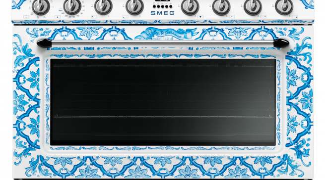 Smeg Kochzentrum Dolce & Gabbana mit Majolika-Motiven und sizilianischem Dekor in Blau und Weiß.