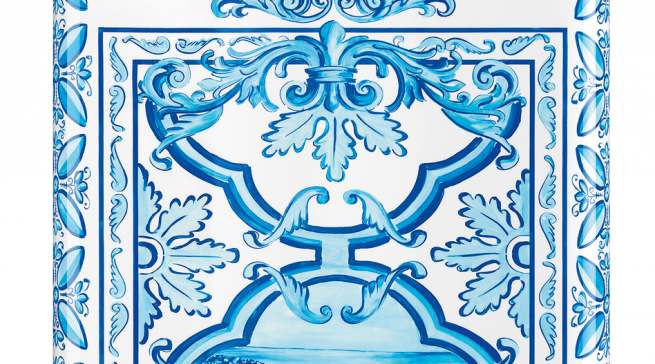Smeg Kühlschrank Dolce & Gabbana mit Majolika-Motiven und mit sizilianischem Dekor in Blau und Weiß.