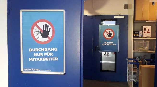 Schwarz-gelber Bodenmarkierungen sollen den Abstand der Kunden zueinander gewährleisten. Das klappte bei unserem Kurzbesuch problemlos.