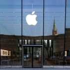 Frühlingssonne am Wochenende in Düsseldorf, doch die Leere rund um den Apple Store an der Königsallee hatte etwas Gespenstisches. Foto: Benno Jacobs