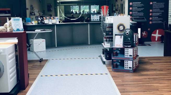 Die aktuellen Bestimmungen immer im Blick: Bodenmarkierungen bei electroplus Dick in Bad Kreuznach. Foto: EK/servicegroup