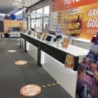 Schutzmaßnahmen im Kassenbereich: Zur Sicherheit von Kunden und Mitarbeitern wurden Abstandsbegrenzungen und Schutzwände installiert. Fotos: expert