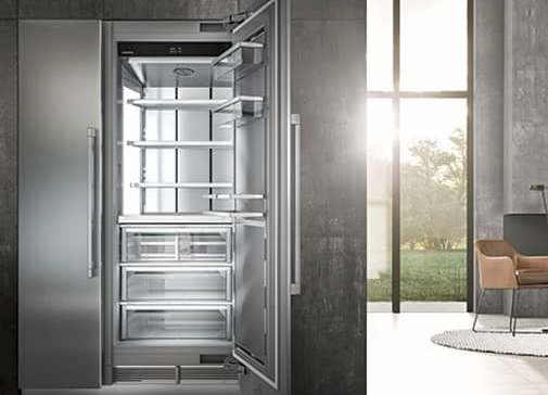 Lebensmittelmanagement ist in diesen Wochen gefragt wie nie zuvor: Der Einbaukühlschrank Monolith von Liebherr verspricht mit seiner „BioFresh“-Technologie eine längere Frische der Waren. 