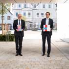 Übergabe der ersten 200 Tablets stellvertretend an das Medizinische Lagezentrum der Region Ingolstadt. Unser Foto zeigt von links: Martin Wolf (Landrat Pfaffenhofen), Dr. Florian Demetz (Ärztlicher Leiter Führungsgruppe Katastrophenschutz der Region 10), Florian Wieser, (CFO MediaMarktSaturn Retail Group) und Peter von der Grün (Landrat Neuburg-Schrobenhausen).