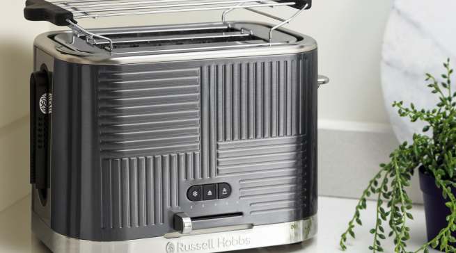 Russell Hobbs Toaster Geo Steel mit Schnell-Toast-Technologie.