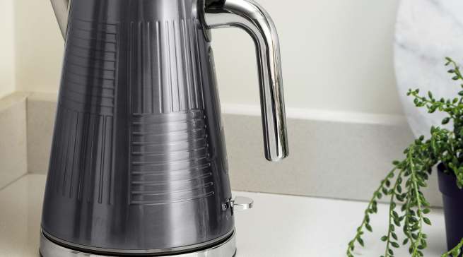 Russell Hobbs Wasserkocher Geo Steel mit Leuchtring.