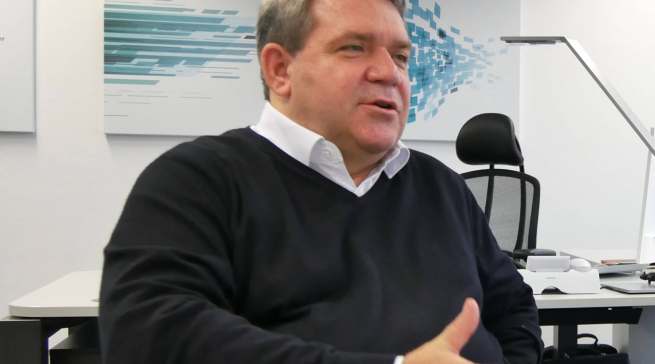 „Die aktuelle Situation macht auf brutale Weise deutlich, welch wichtige Bedeutung der moderne, stationäre Fachhandel für den Konsumenten hat“, sagt ElectronicPartner Vorstand Friedrich Sobol. 