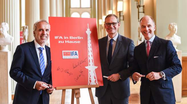 IFA-Vertragsverlängerung vor zwei Jahren in Berlin (v.li.): Hans-Joachim Kamp (gfu) Michael Müller (Regierender Bürgermeister) und Dr. Christian Göke.
