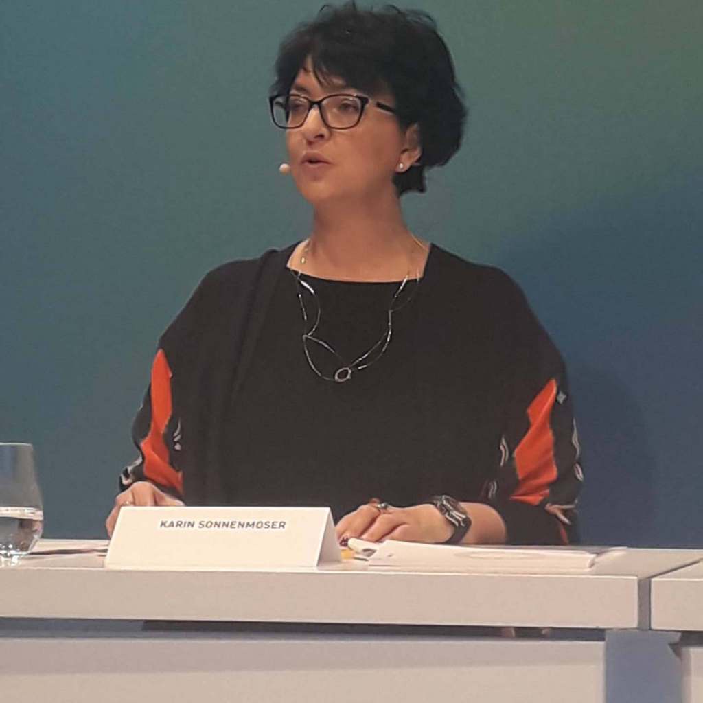 „Wir haben mit dem Abschluss des KfW-Kredits vorsorglich unsere bestehenden Kreditvereinbarungen aufgestockt und so die finanzielle Flexibilität des Unternehmens in dieser unvorhersehbaren Zeit gesichert“, erklärte Ceconomy CFO Karin Sonnenmoser.