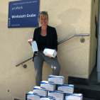 Kerstin Senf, Abteilungsleiterin einer proWerk Werkstatt, bereitet sich mit Hygiene-Vorsorgemaßnahmen auf die Wiederöffnung der Einrichtung vor.
