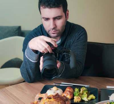 Vlogger Ümit Memisoglu kocht mit Leidenschaft und lässt andere auf TikTok in seinen 60-sekündigen Videos am Geschehen teilhaben.